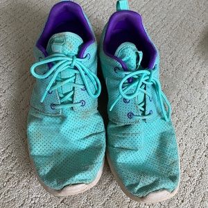 Women’s 9.5 Nike Roshes Seafoam Blue/Green